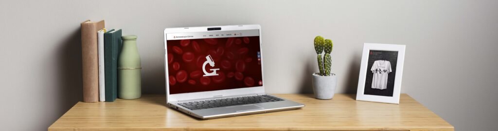 Escritorio con computadora en Hematología clínica
